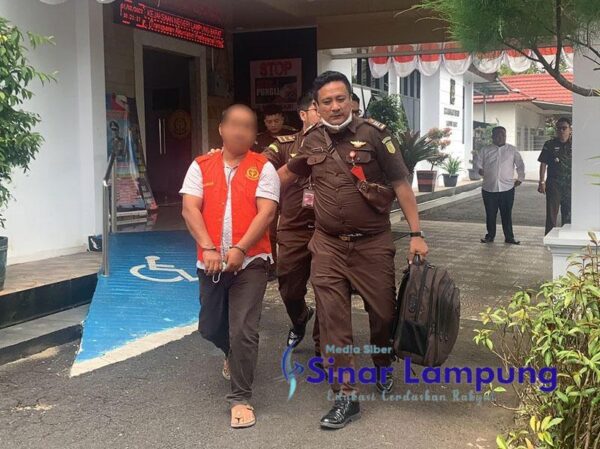 Kejari Lampung Barat Eksekusi Warga Yang Ditolak Kasasinya Perkara Unggah Postingan di Medsos Tahun 2021