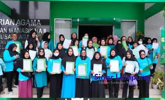 KUA Kedaton Serahkan Sertifikat Halal Pada 189 Pelaku UMKM