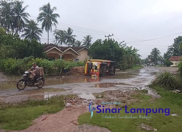 Jalan Provinsi di Tiyuh Penumangan yang Rusak Parah Bak Sumur Buat Truk Terguling, Pj Bupati Sering Lewat?