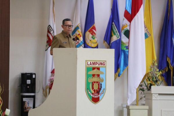 Sekdaprov Sampaikan Jawaban Gubernur atas Pemandangan Umun Fraksi dalam Sidang Paripurna DPRD Lampung