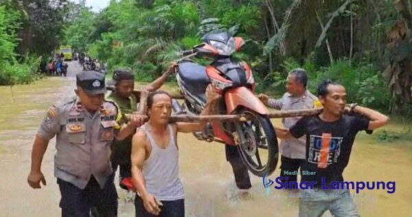 Banjir Luapan Sungai Way Nakau dan Way Serupa Polisi Berjibaku Bantu Warga