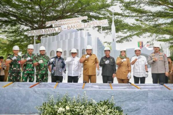 Arinal Djunaidi Bersama Aburizal Bakrie dan Kemenpora Melakukan Peletakan Batu Pertama Pembangunan Masjid Raya Al-Bakrie