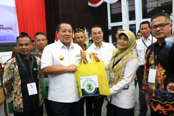 Gubernur Lampung Ikuti Penyerahan SK Perhutanan Sosial dan SK Tanah Objek Reforma Agraria Oleh Presiden RI