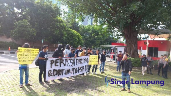 Demo di KPK Mahasiswa Desak Periksa Menteri Erick Tohir dan Direktur KCIC