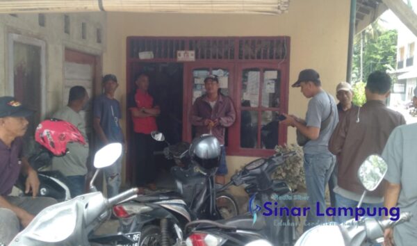 Gelapkan Gaji Aparatur dan BLT DD Puluhan RT Satroni Rumah Kades Desa Sukajaya Lempasing Zainuri Ngabur?