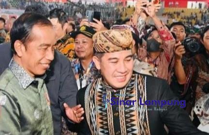 Kenakan Baju Sulam Jelujur Dendi Ramadhona Dijepret Foto Bareng Jokowi