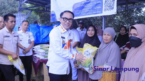 Tim 1 Musrenbangcam Way Kanan Salurkan Bantuan Beras SPHP kepada Masyarakat