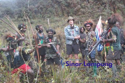 Viral Vidio Penampakan Pilot Pesawat Susi Air Pilatus Porter Kapten Philips Disandera KKB Bendera Papua Merdeka