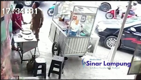Pegawai Dinkes Ngamuk Tampar dan Tanduk Tukang Martabak di Bandar Lampung Terekam CCTV