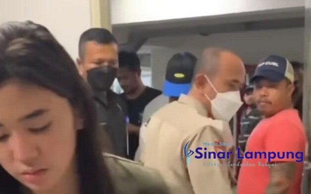 Debt Collector Sok Jagoan Kembali Berulah Tarik Paksa Mobil Selebgram Clara Shinta dan Bentak Bentak Polisi