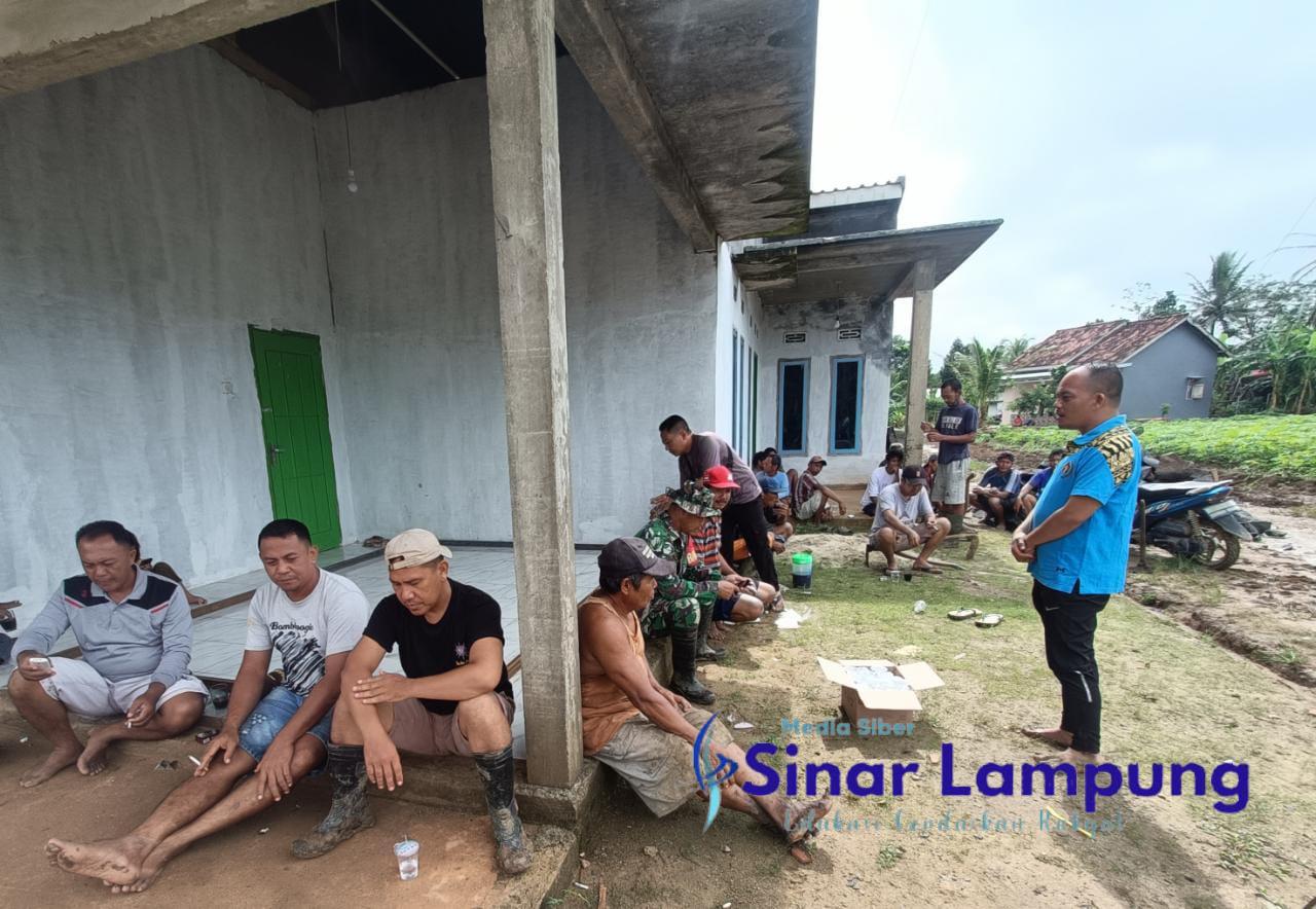 Bersama Masyarakat, Ketua PWI Tuba Laksanakan Gotong Royong