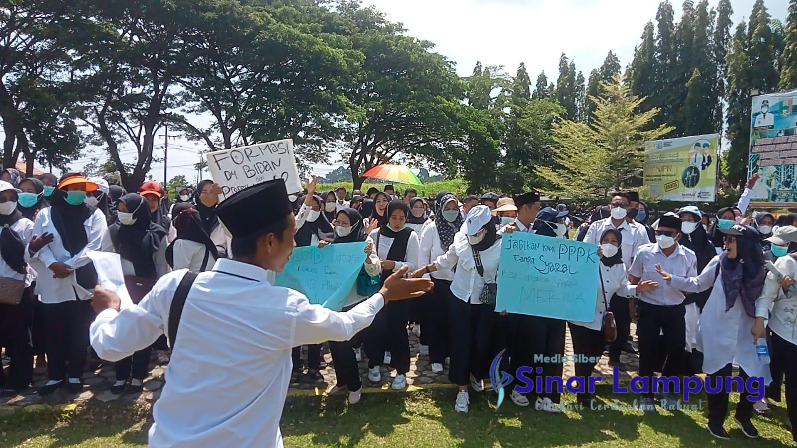 Di HUT ke 26 Pemkab Tanggamus Mendapat Kado Lalak (Pedas) dari Para TKS