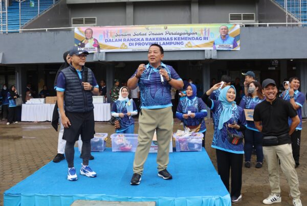 Arinal Djunaidi Bersama Menteri Perdagangan dan FKPLP Senam Bersama