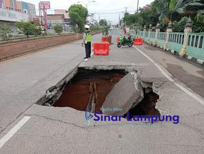 Jalan Lintas Sumatera Dijalur Tengah Kota Lampung Utara Amblas