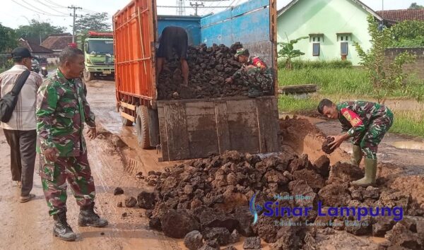 Tanggapi Keluhan Masyarakat, Koramil 411-08/Rumbia Turun Tangan Timbun Jalan Berlubang