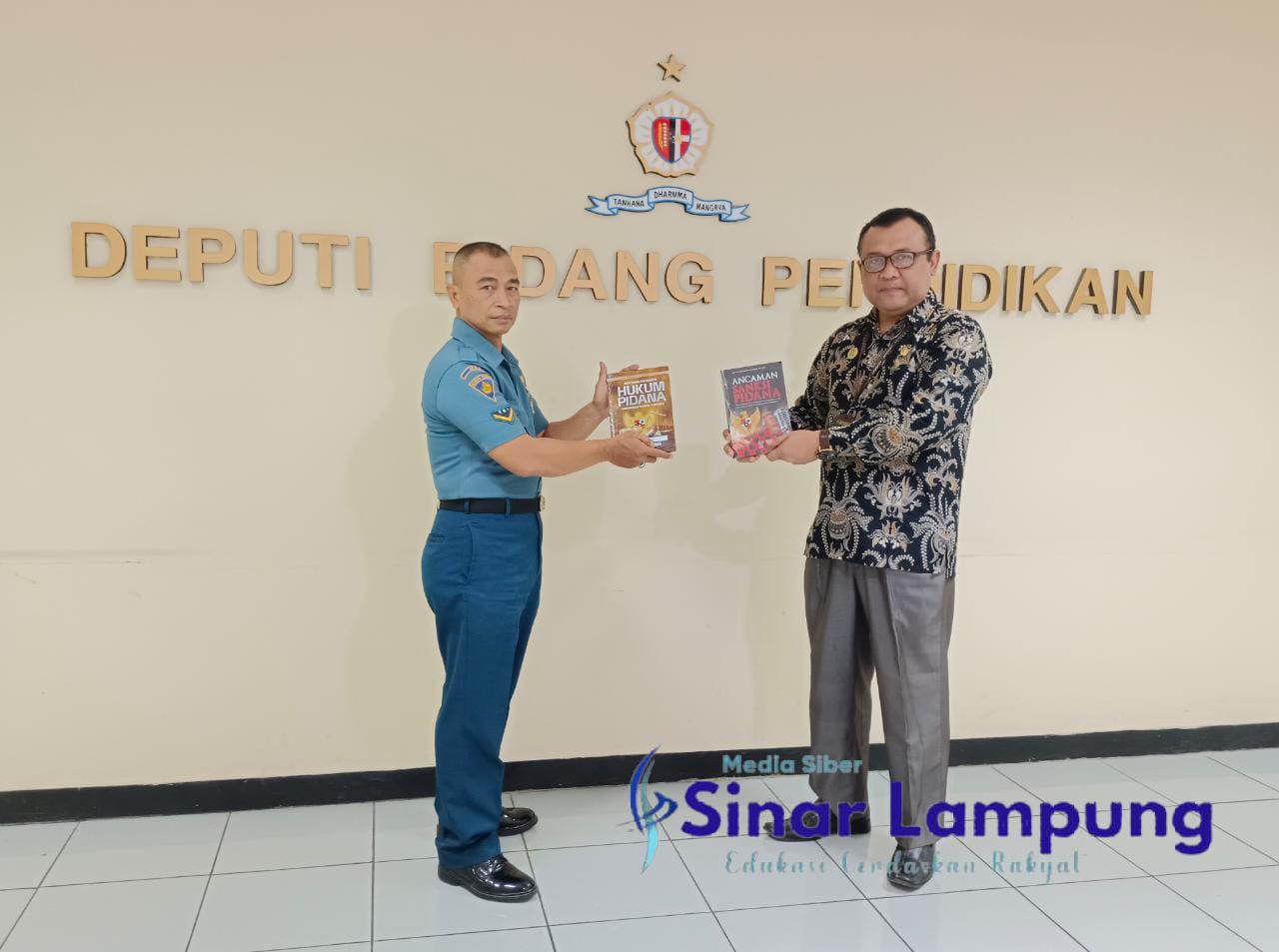 Asst Prof Edi Ribut Harwanto Serahkan Karya Buku Kepada Deputi Bidang Pendidikan Lemhanas RI