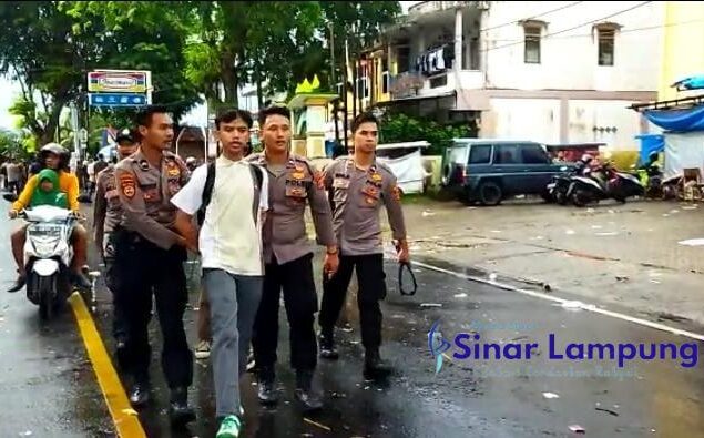 Liputan Unjukrasa Tolak UU Cipta Kerja Wartawan Dapat Kekerasan HP Dirampas Dan Dipaksa Hapus Rekaman