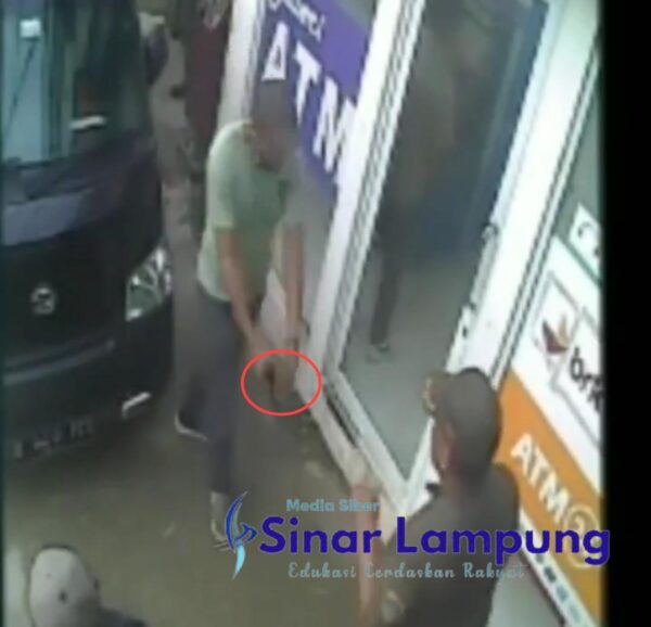 Rampok Bersenpi Santroni Petugas Pengisi Box ATM Satu Petugas Tertembak