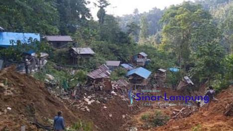 Tanah Longsor Landa Lambar, Timbun 17 Rumah Warga dan Akses Penghubung Pekon Sidomulyo