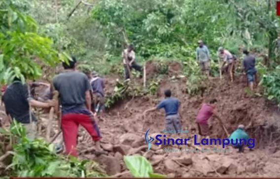 Warga Banjit yang Tertimbun Tanah Longsor Ditemukan 2 Lainnya Masih Dicari
