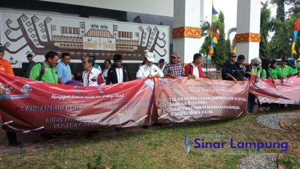 Serikat Buruh Geruduk DPRD Lampung Tuntut Tolak Perppu Cipta Kerja
