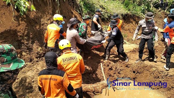 Hari Keenam Pencarian,Ā Dua Korban Tanah Longsor Ibu Anak di Juku Batu Ditemukan