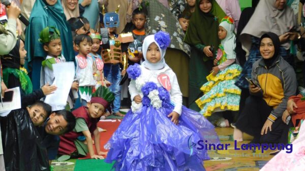 TKIT Qurrota A’yun Gelar Fashion Show Busana Daur Ulang Barang Bekas
