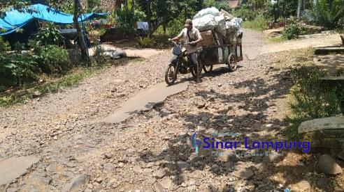 Kerusakan Jalan Desa Ulak Rengas Cukup Parah Warga Ngeluh Minta Diperbaiki