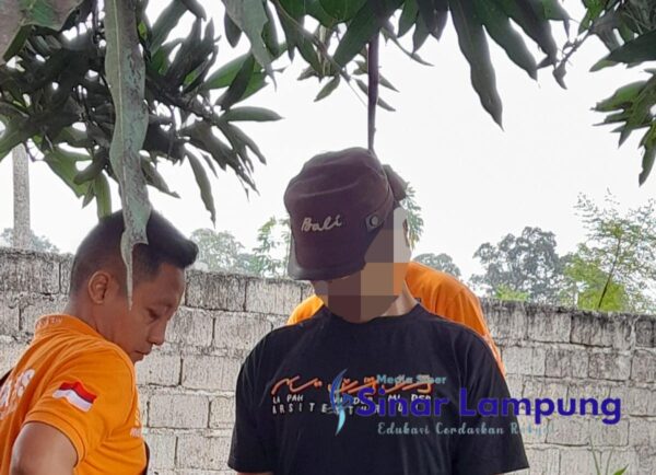 Pria Bertopi Gantung Diri di Pohon Mangga Gegerkan Warga Margorejo