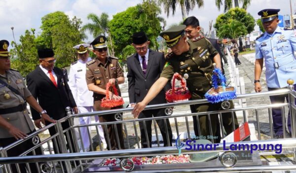 HUT ke-59 Provinsi Lampung, Sekdaprov Pimpin Upacara Ziarah dan Tabur Bunga di Makam Pahlawan