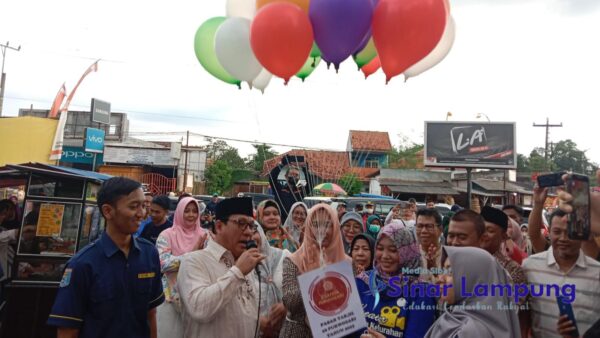 Wahdi Bagikan Ratusan Bungkus Takjil Gratis