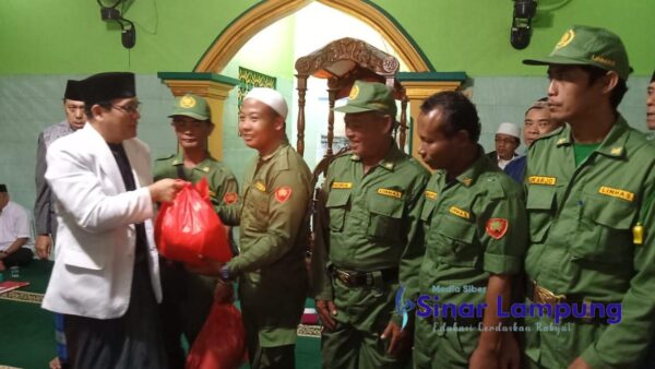 Hadiri Safari Ramadhan di Masjid Miftahul Jannah, Wahdi Beri Bantuan