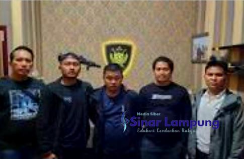 Tim Polda Metro Jaya Tangkap Debt Collector Baju Belang Putih Biru Yang Hardik PolisiĀ di Medan