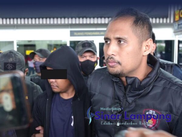 Debt Colektor Sok Garang Erick Johnson Tiba di Polda Metro Jaya Menyusul Tersangka Brian Faldiner Wonata Dua Lain Masih Buron