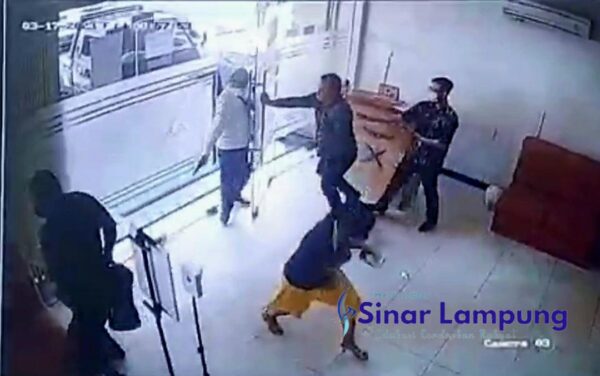 Rampok Bersenjata Api Beraksi di dua Bank Swasta Tiga Orang Tertembak