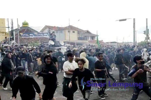Unjukrasa Mahasiswa Tolak UU Cipta Kerja di Lampung Ricuh 48 Mahasiswa Ditangkap