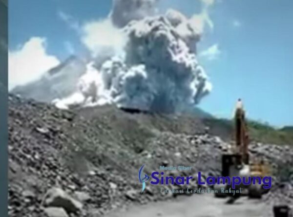 Gunung Merapi Kembali Erupsi Muntahkan Awan Panas Hingga 7 KM Masyarakat Diminta Waspada