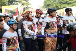 Arinal Djunaidi dan Nunik Lepas Ribuan Peserta Sepeda Santai