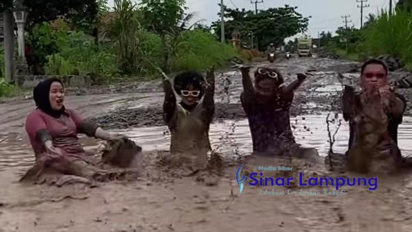 Kritik Jalan Rusak Tiktokers Ngonten Mandi di Kubangan Lumpur