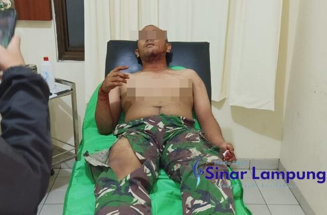 Geng Motor Berulah di Bandar Lampung Viral Vidio Mereka Menganiaya Pemuda Bercelana Loreng Dengan Senjata Tajam