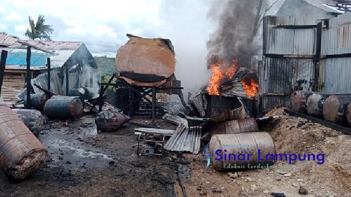 Viral, di Media Sosial Gudang Ilegal BBM Ilegal Diduga Milik Oknum Polisi di Pontianak Terbakar