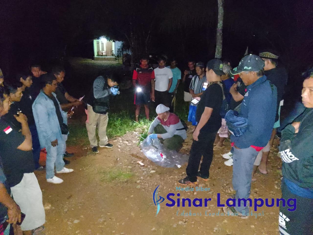 Anggota Polsek Brondong Warga Dengan Laras Panjang Tersungkur Didepan Anak dan Istrinya