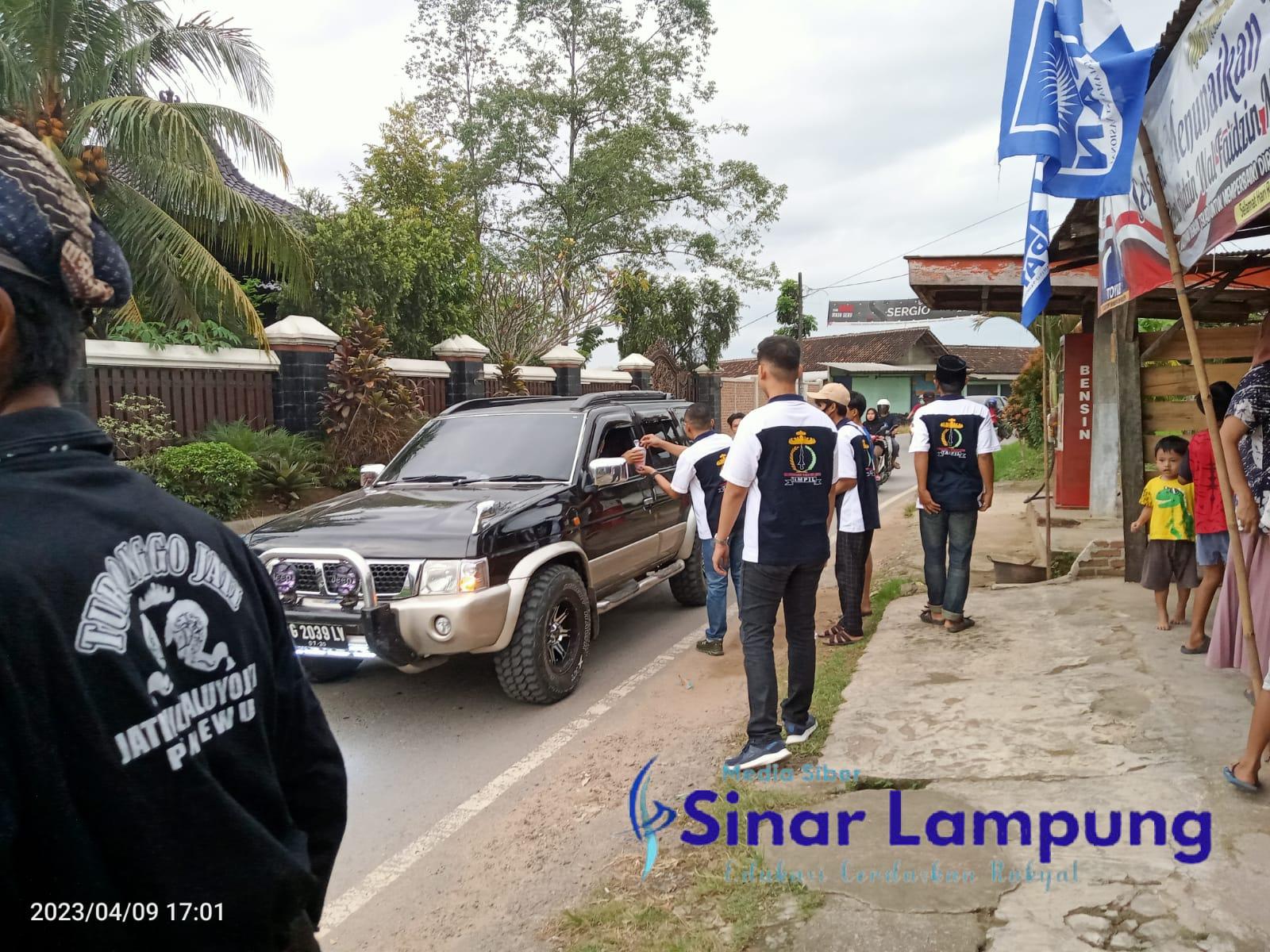 Ormas TAMPIL Bersama Group Kesenian Kuda Lumping Turonggo Jati Berbagi Takjil