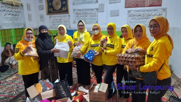 Wanita Karya Lampung Rutin Berbagi di Bulan Puasa