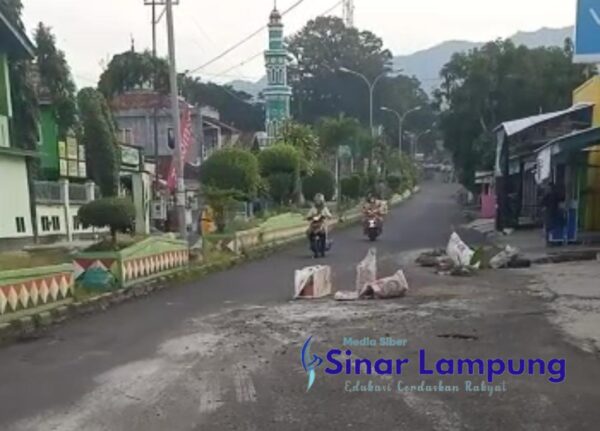 Jalan Berlubang di Tengah Kota Kabupaten Tanggamus