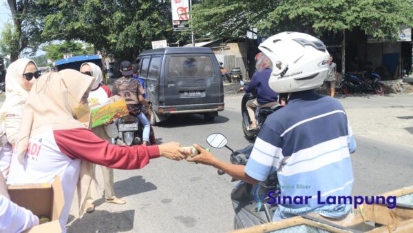 Amanat Ketum Gerindra, PIRA Lampung Bagikan Ribuan Takjil kepada Masyarakat