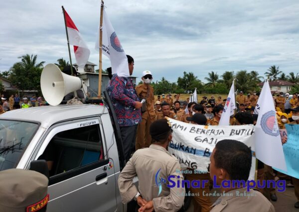 Ratusan Massa PPDI Pesibar Gelar Unjuk Rasa Tuntut Gaji yang Belum Dibayar
