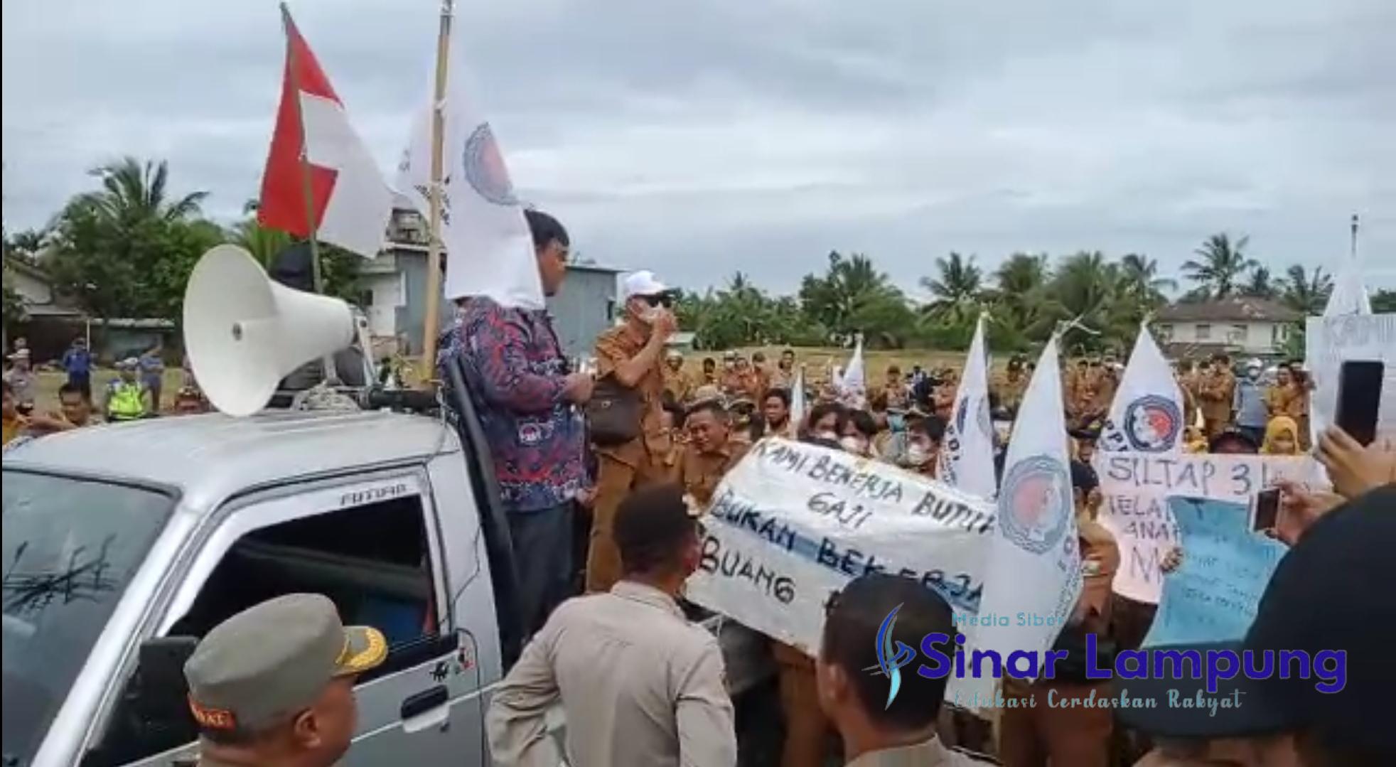 Kejam, Sejak Oktober 2022 Pemda Pesisir Barat Biarkan Aparatur Desa Tidak Gajian Didemo Baru Bayar Separo?