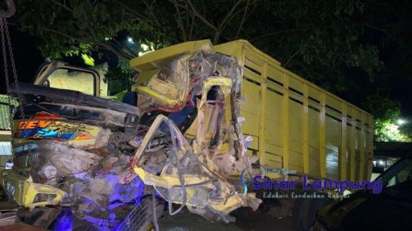Lost Control di Tikungan Truk Labas Tabrak Rumah Warga, Dua Penumpang Tewas Terjepit