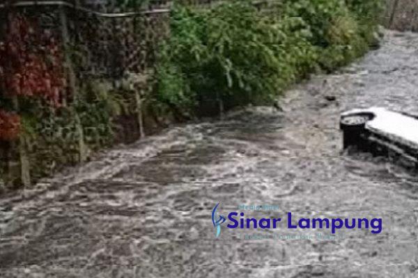 Enam Pemudik Tewas Dua Hilang Saat Mobil Melintasi Sungai Dan Terseret Banjir Bandang